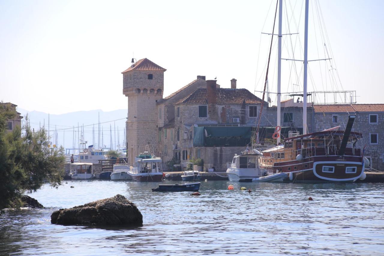 Apartments With A Parking Space Kastel Gomilica, Kastela - 19248 Bagian luar foto